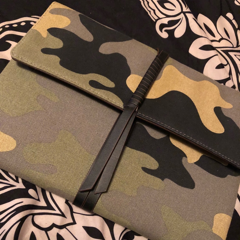 Bellamy clutch (Stella & Dot)